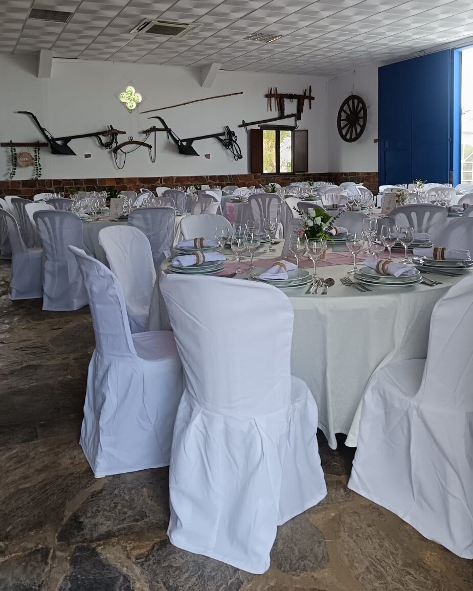 Sala e mesas preparadas para uma celebração de casamento