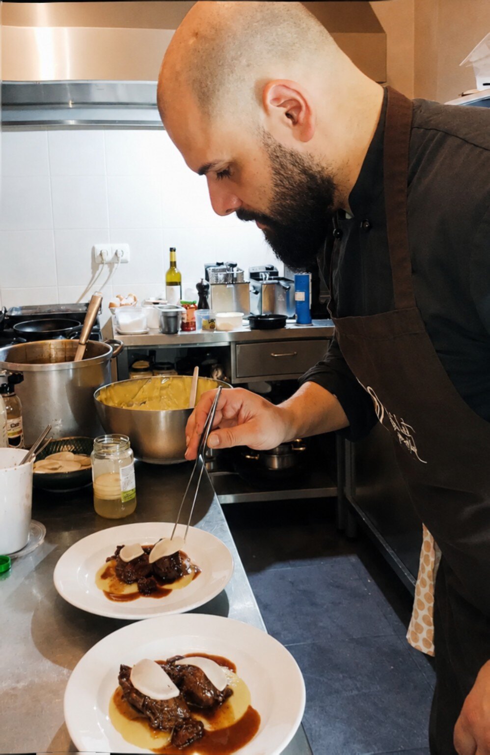 Rui Rocha a finalizar o empratamento num serviço de chef privado