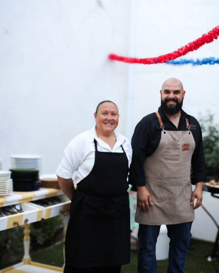 Rui Rocha e elemento da equipa num serviço gastronómico ao ar livre