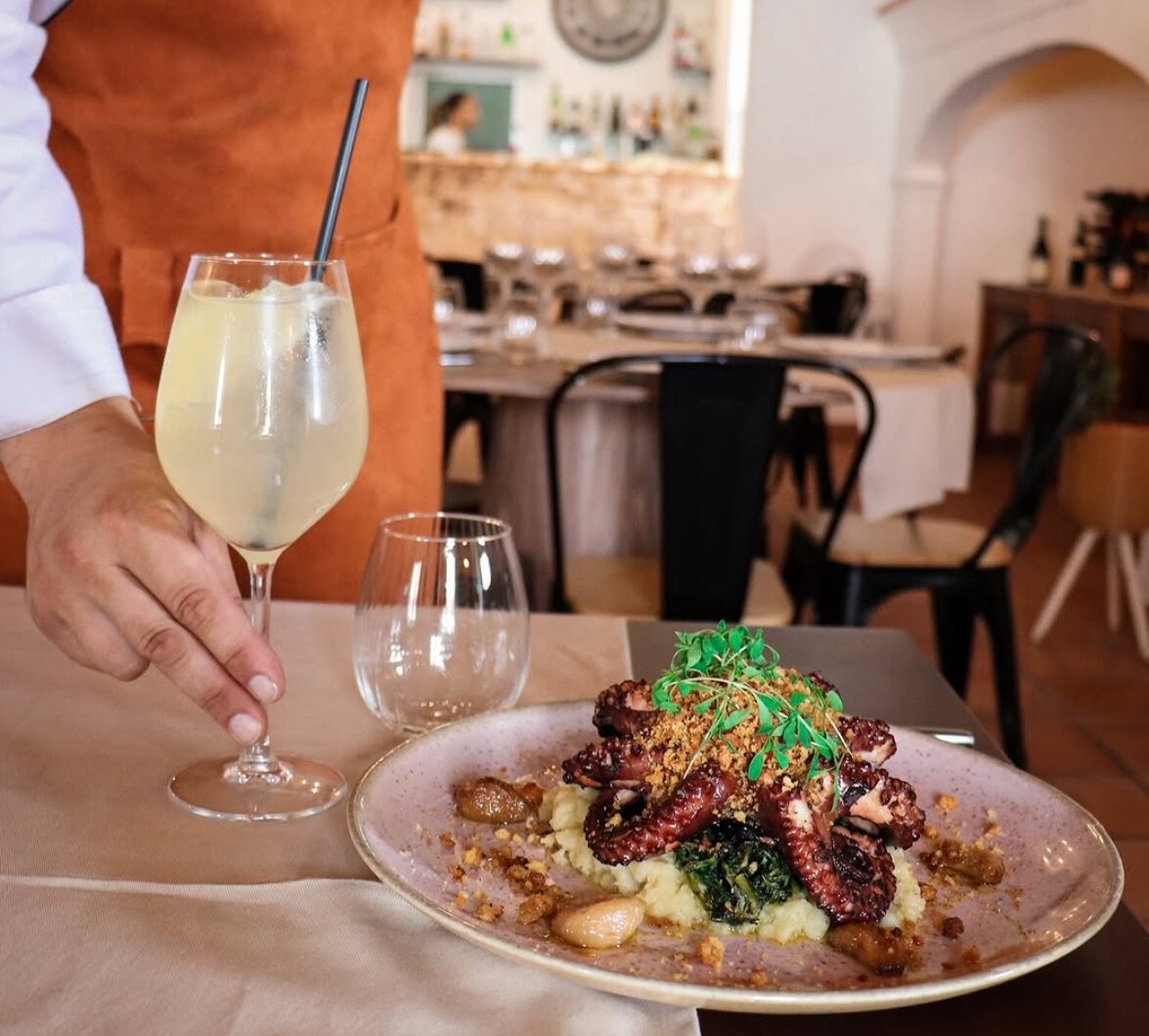 Prato e bebida servidos à mesa