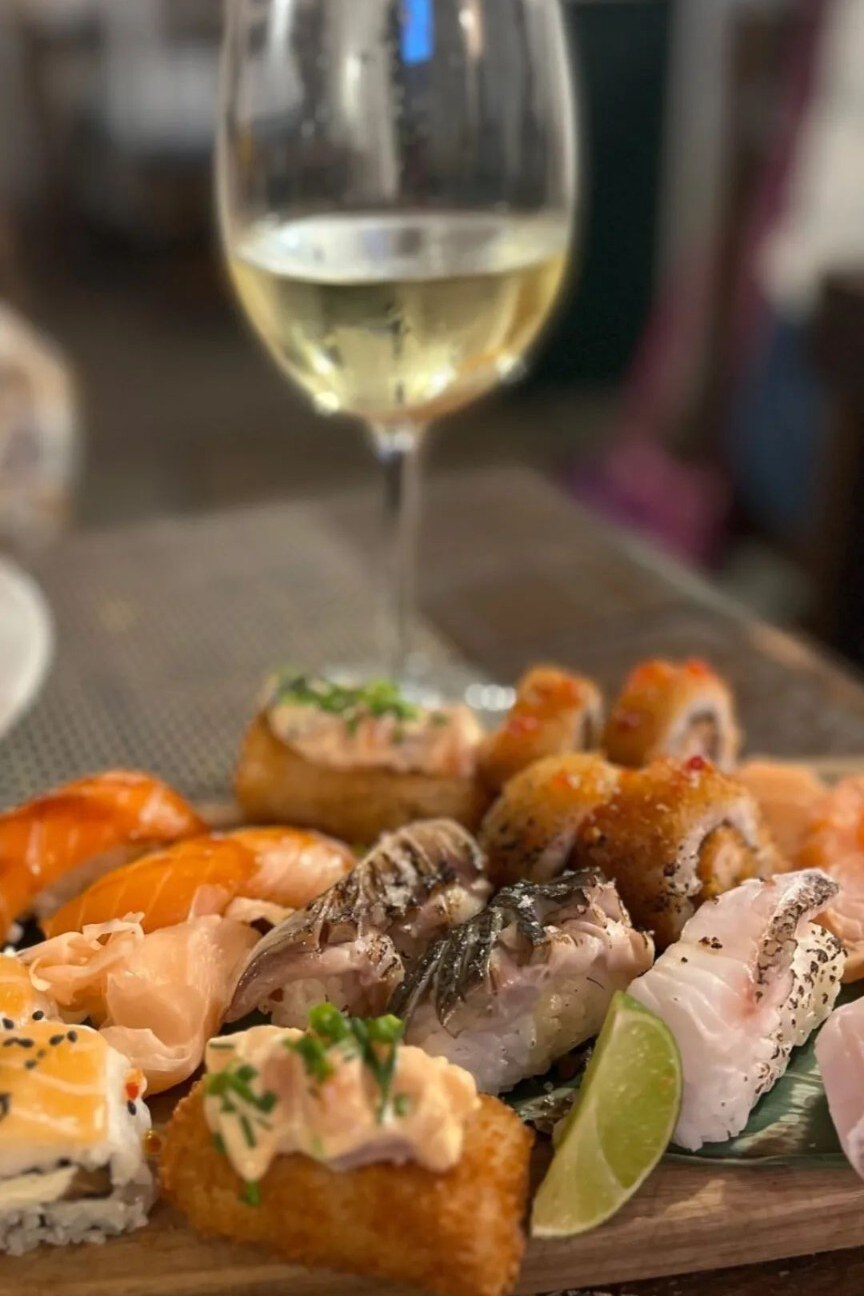 Sushi e vinho servidos à mesa