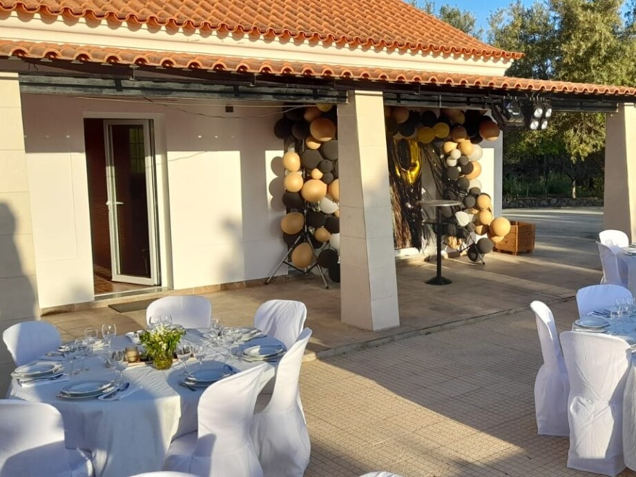 Mesas preparadas para uma celebração ao ar livre