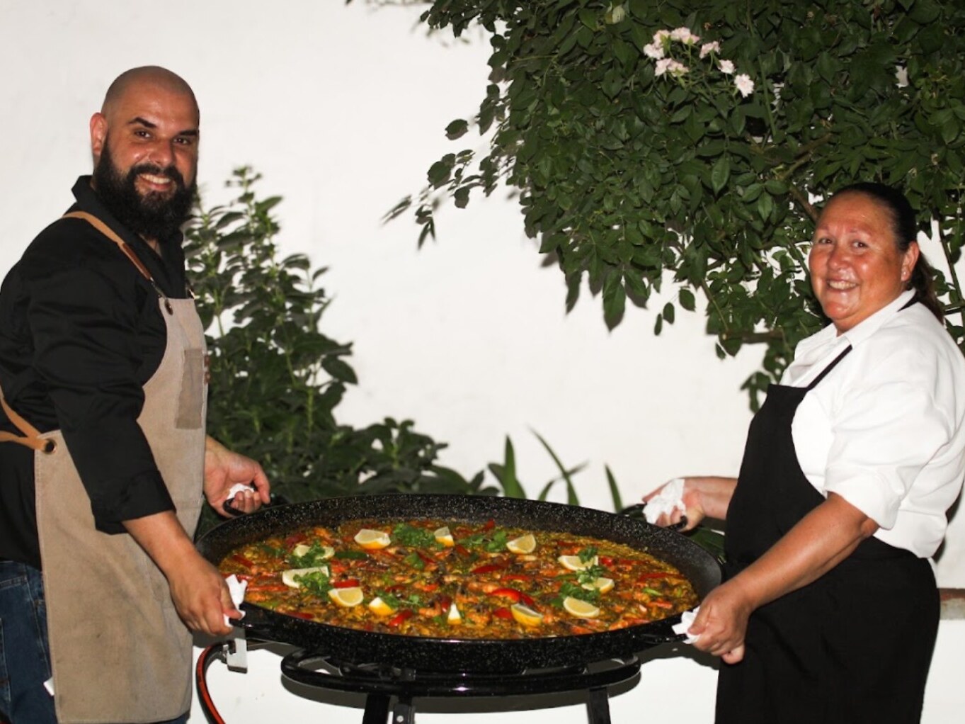 Rui Rocha e um elemento da equipa com uma paella preparada para um encontro privado