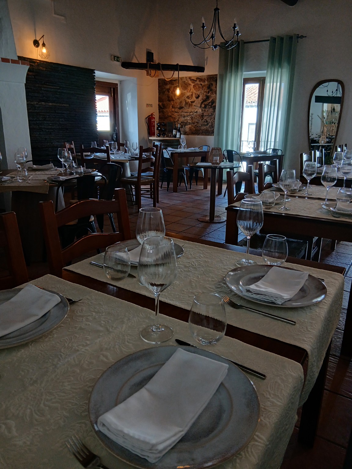 Sala e mesas preparadas para receber os convidados