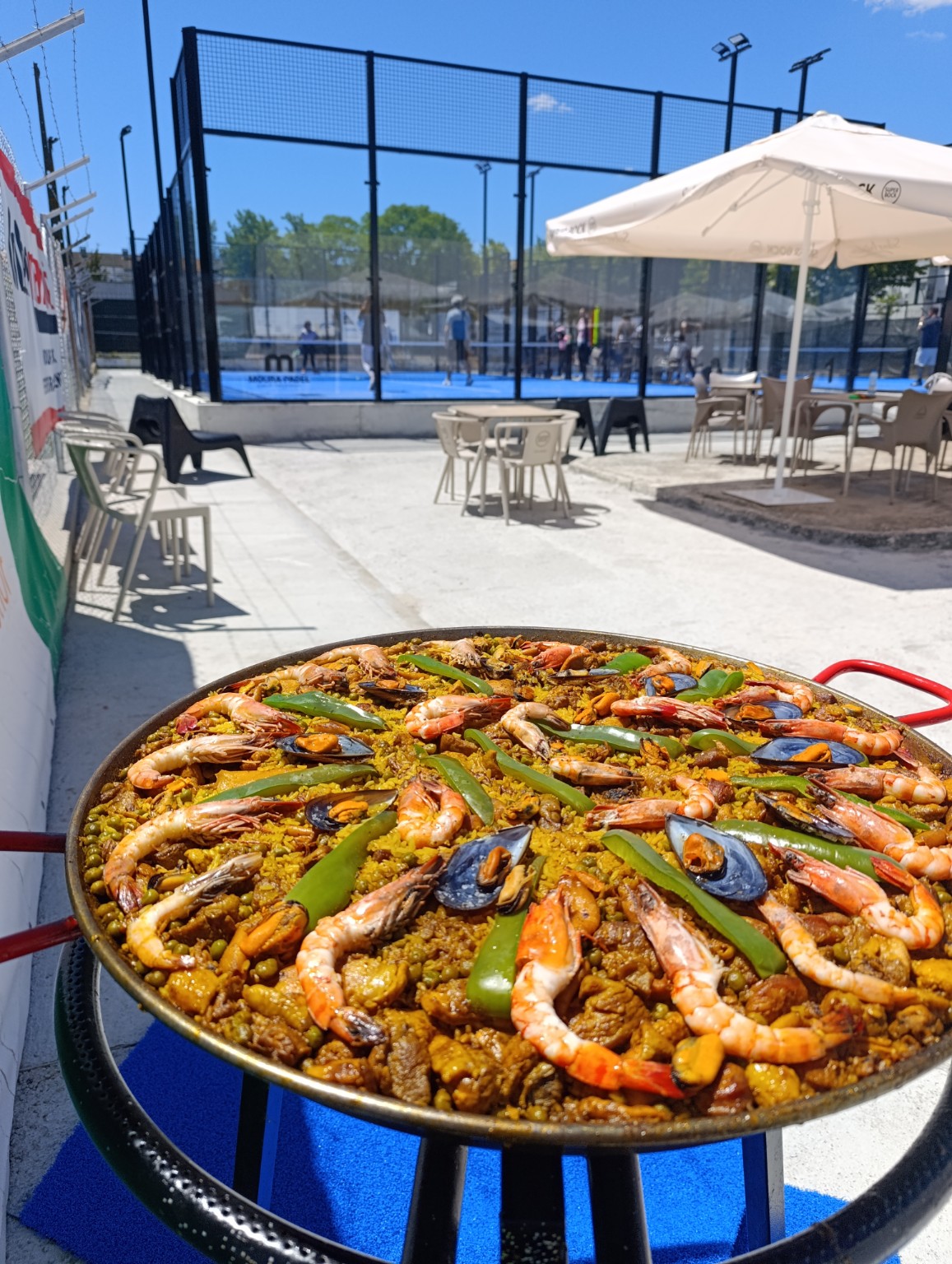 Paella preparada no contexto de um evento